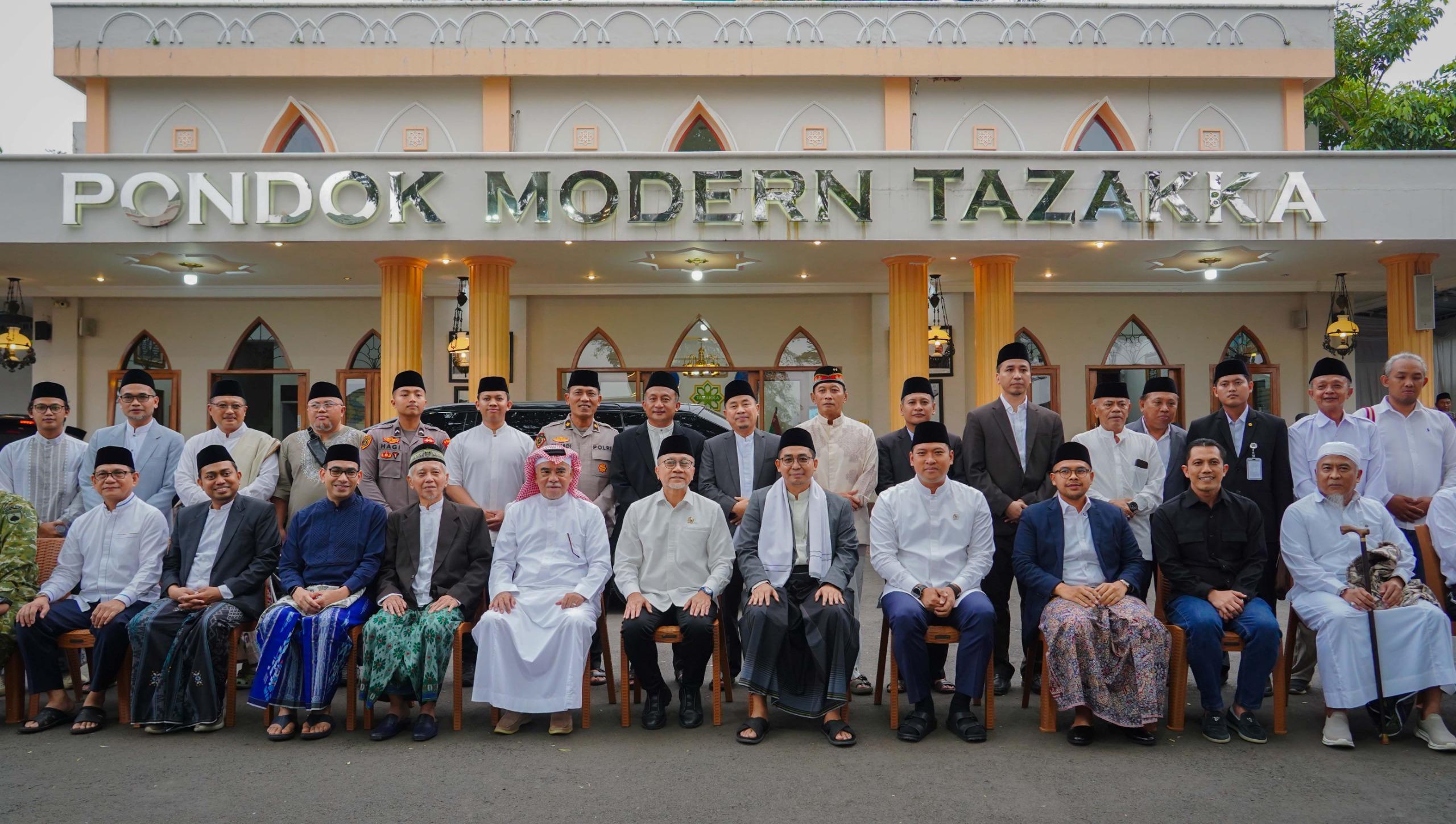 124040_menko-pangan-hadiri-pengajian-akbar-dan-buka-puasa-bersama-di-pondok-modern-tazakka-tekankan-pangan-bergizi-dan-ekonomi-kerakyatan_20260304102329.jpg