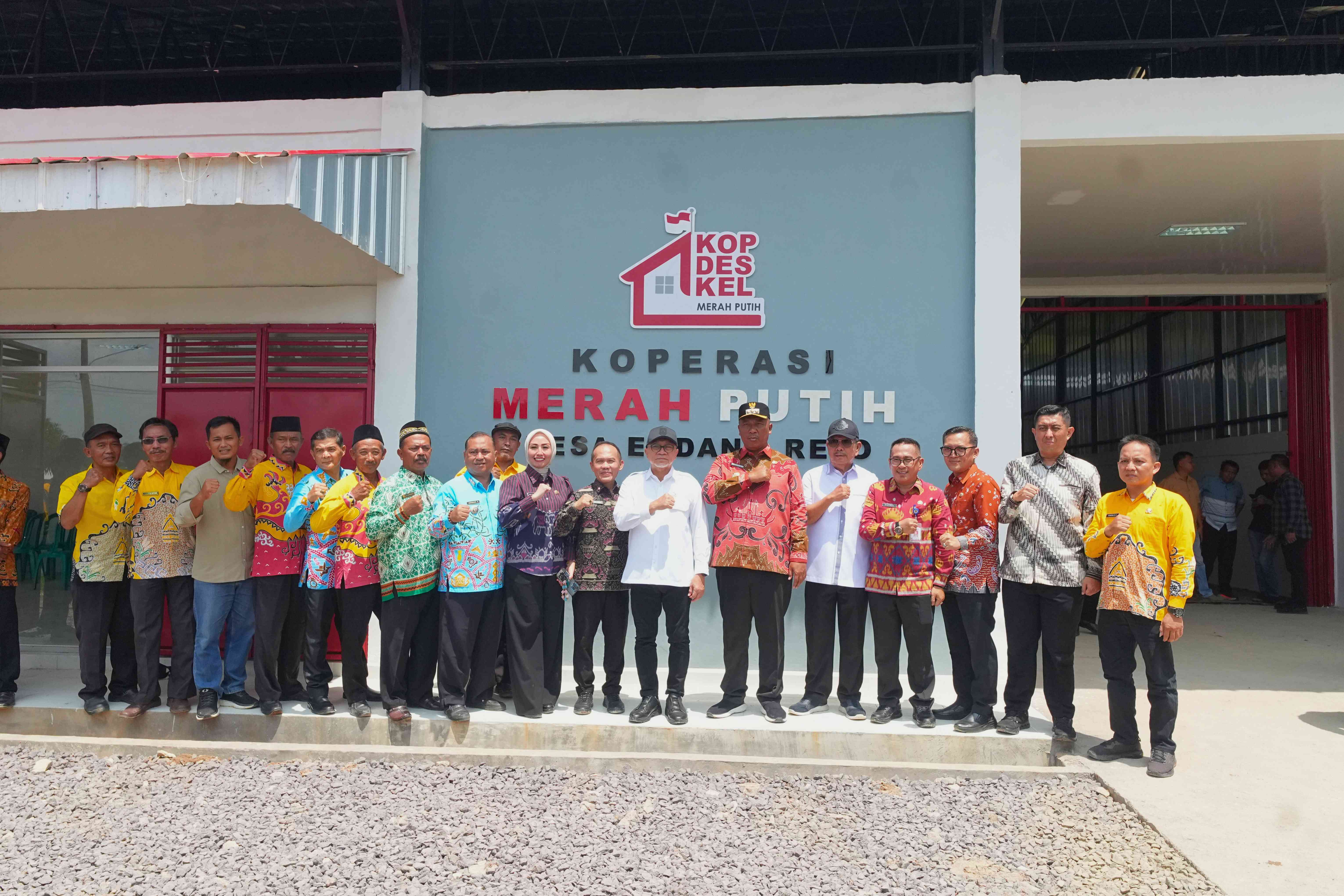 413064_menko-pangan-kunjungi-kdmp-endang-rejo-tegaskan-koperasi-desa-sebagai-pusat-distribusi-pangan-dan-penggerak-ekonomi-rakyat_20260227092300.jpg