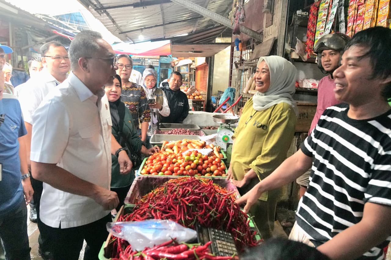432204_menko-pangan-tinjau-harga-dan-kesiapan-bahan-pokok-di-pasar-pabaeng-baeng-kota-makassar_20260209115704.jpeg