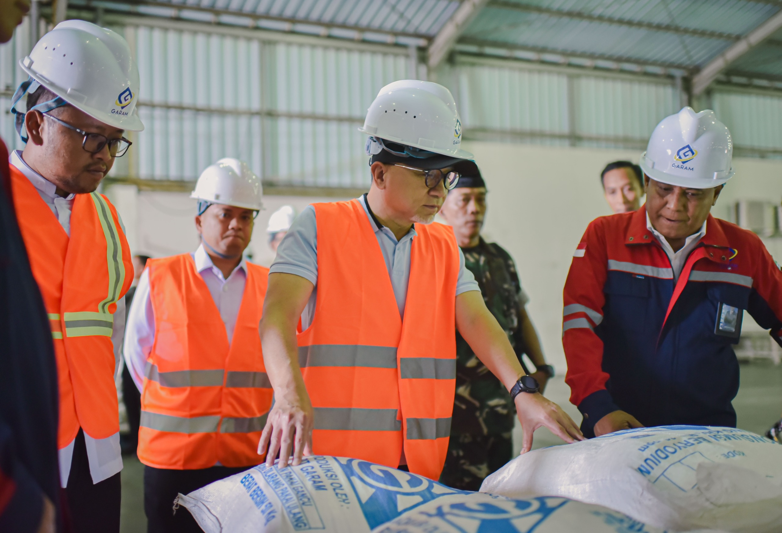 Tinjau PT Garam, Menko Pangan Dorong Percepatan Swasembada Garam Nasional 2027