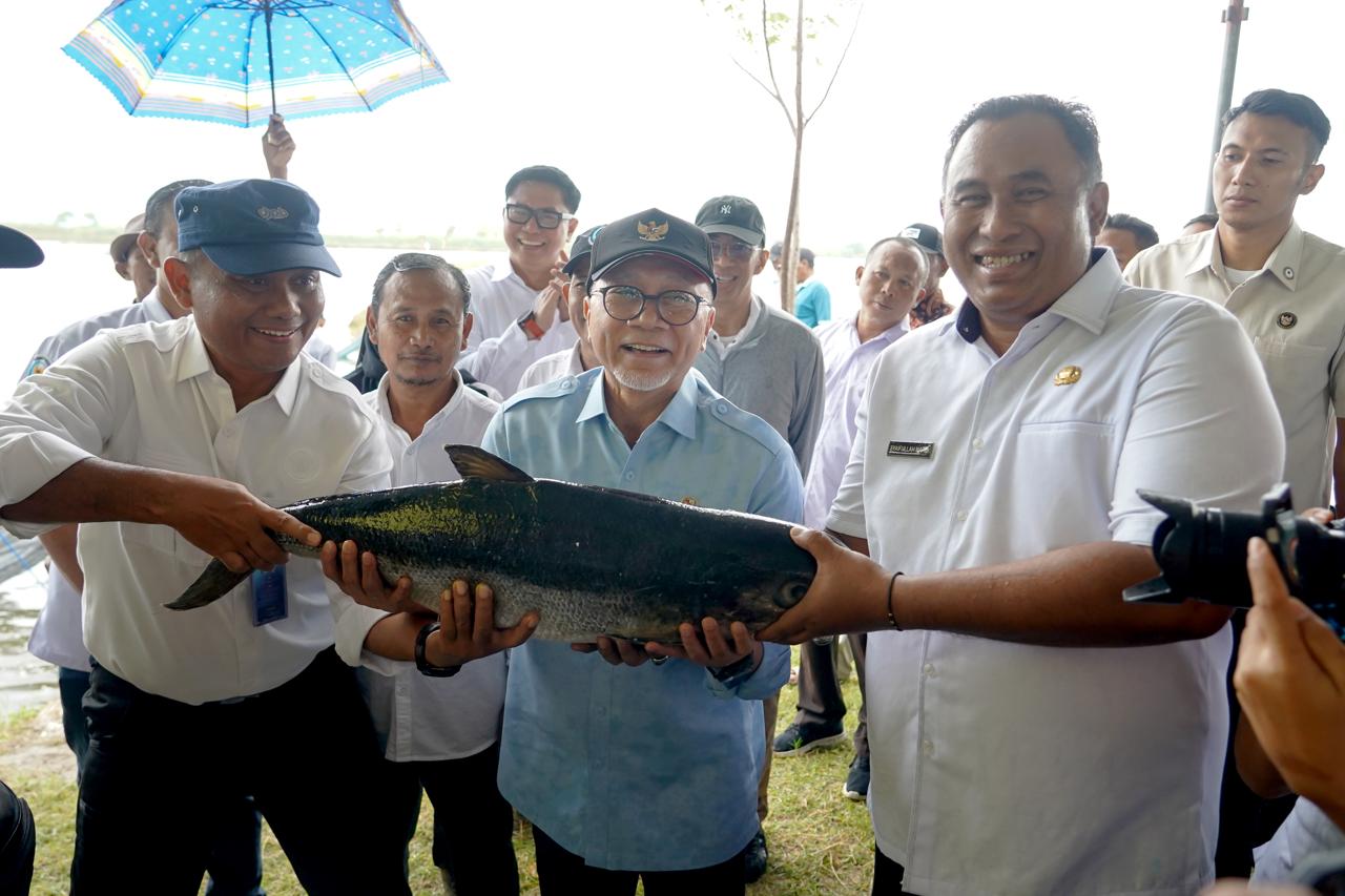 583467_menko-pangan-kunjungi-kampung-bandeng-pangkahwetan-gresik-dorong-penguatan-budidaya-perikanan_20260128101158.jpeg