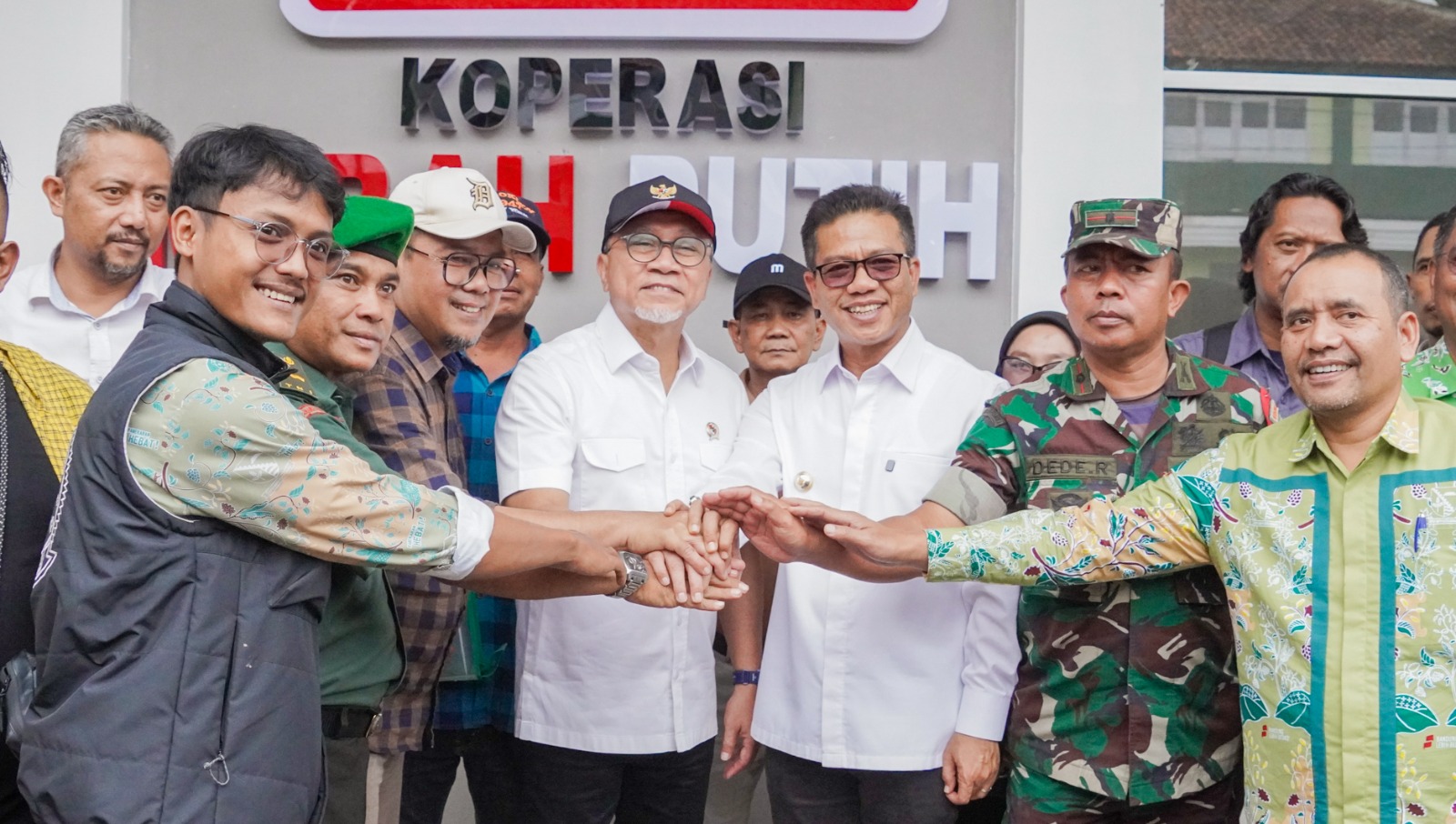 785737_kdmp-pamekaran-ditargetkan-beroperasi-maret-2026-menko-pangan-tinjau-kesiapan-koperasi-desa-merah-putih_20260123141214.jpeg