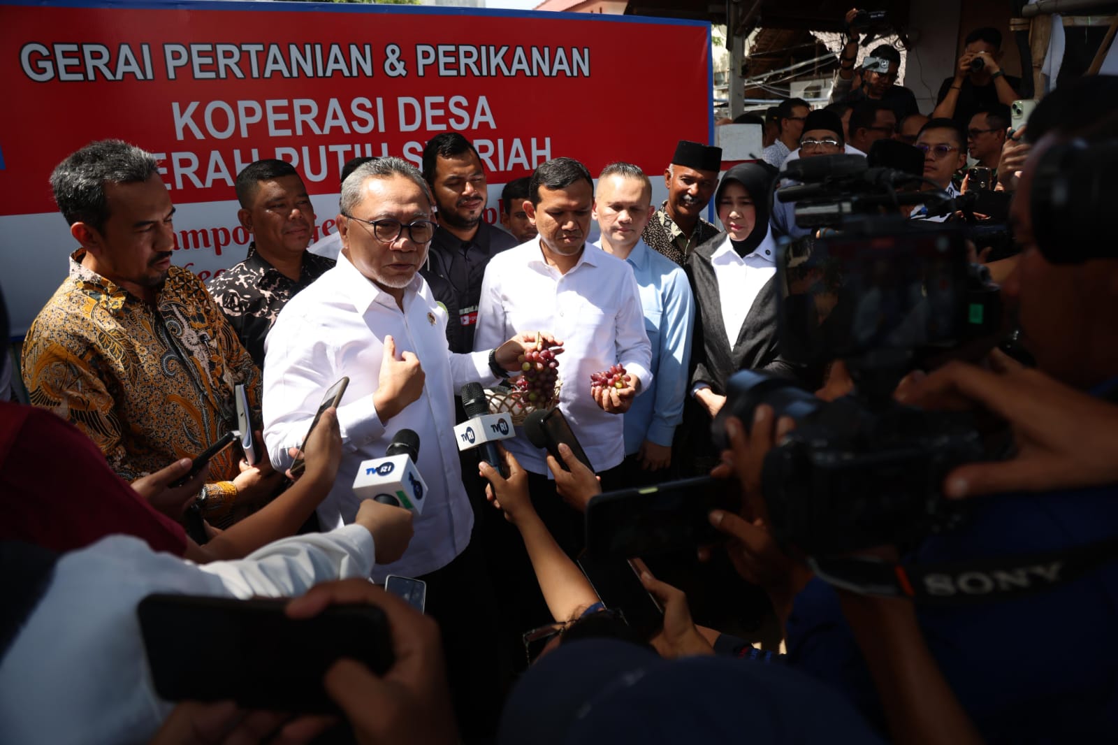 798893_”menko-pangan-serahkan-bantuan-pangan-dan-konsolidasikan-percepatan-operasionalisasi-koperasi-desa-kelurahan-merah-putih-di-aceh”_20250927095627.jpg