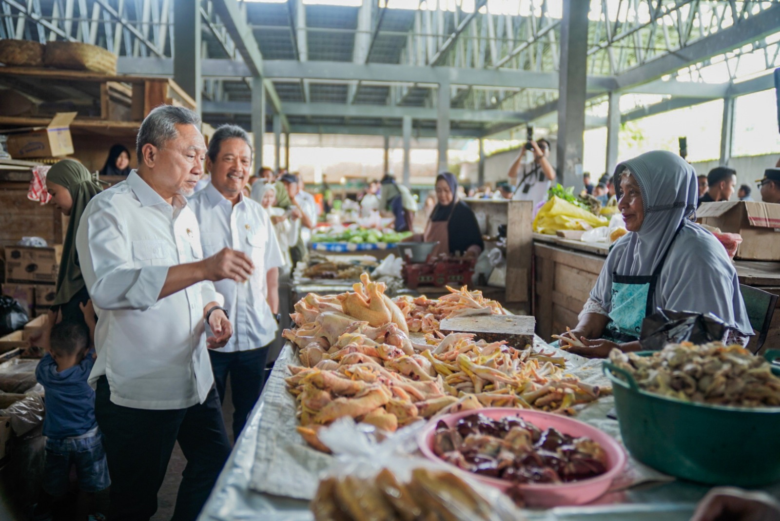 860895_pastikan-stok-aman-dan-harga-stabil-menko-pangan-ri-tinjau-pasar-indrakila-kebumen-jelang-nataru_20260119132848.jpeg
