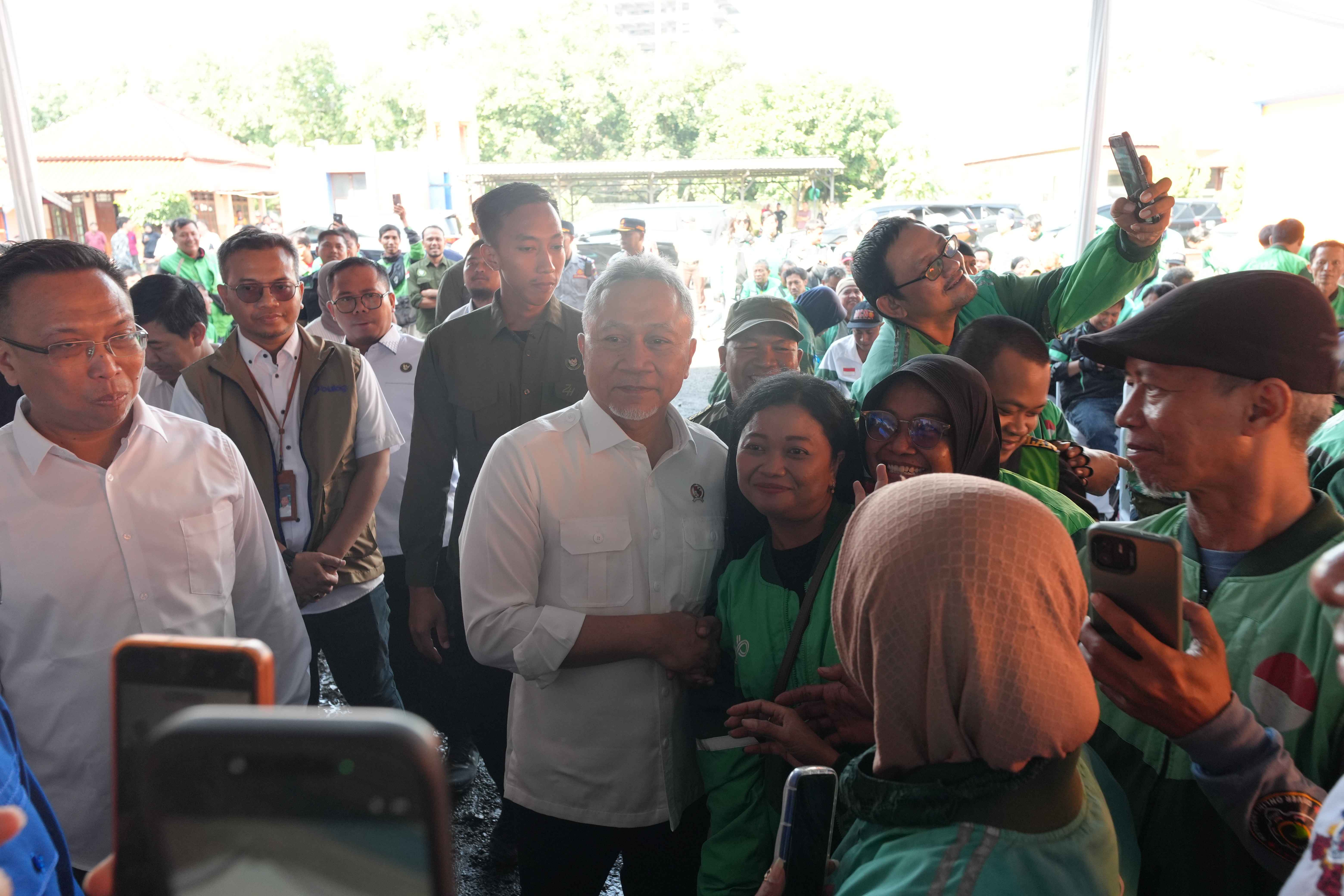 Menko Pangan Bagikan Beras SPHP dan Bantuan Tunai kepada 250 Ojol Cirebon