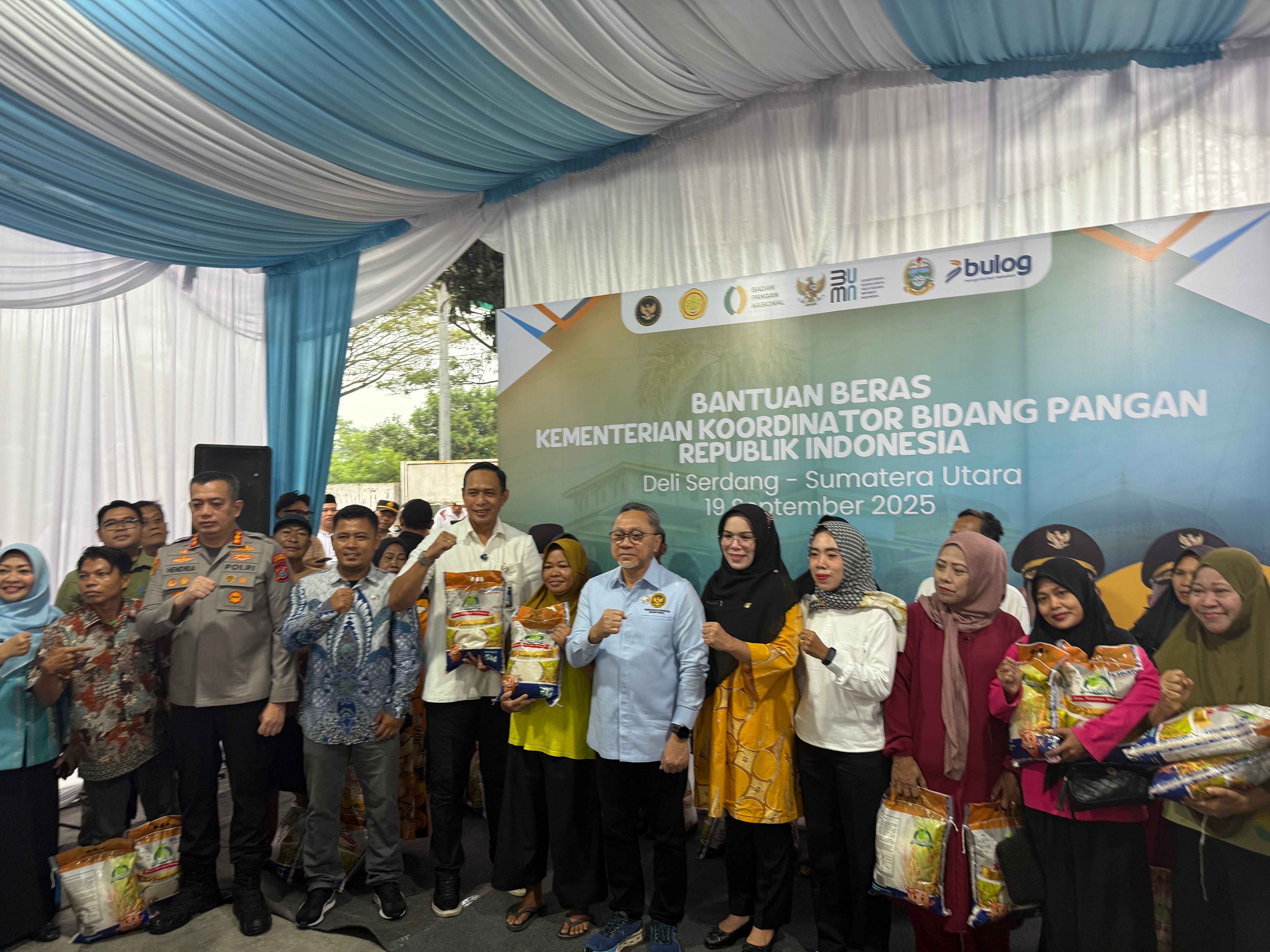 154914_zulhas-sambangi-deli-serdang-150-keluarga-terima-bantuan-beras_20250922091027.jpg