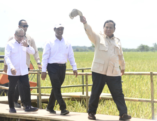 255974_ditemani-menko-zulhas-dan-mentan-presiden-prabowo-panen-raya-padi-di-majalengka_20250408111052.jpg
