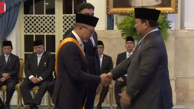 278160_terima-tanda-kehormatan-dari-presiden-prabowo-menko-pangan-zulhas-untuk-petani-nelayan-dan-pejuang-koperasi_20250826130222.jpg