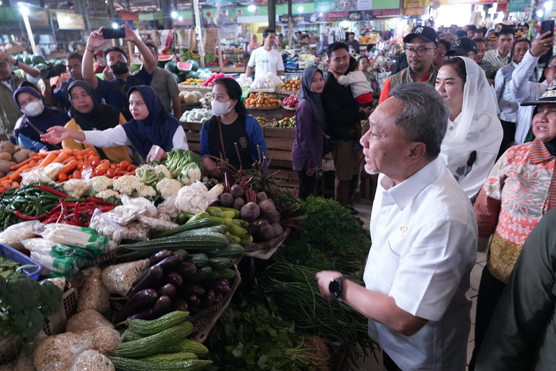 398762_menko-zulkifli-hasan-cek-harga-pangan-di-pasar-bandarjo-semarang_20260115095156.jpg