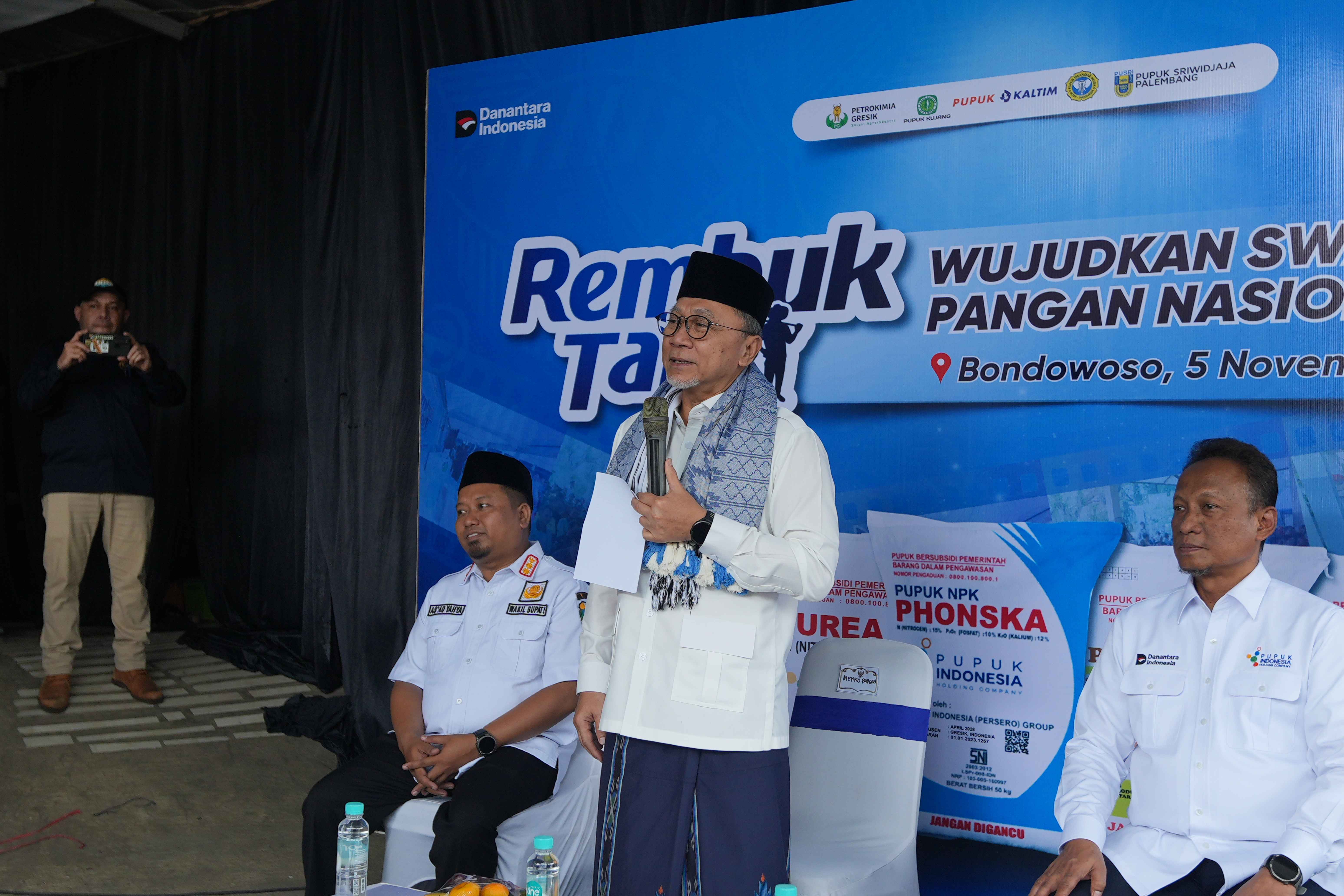 Menko Pangan Zulhas Turun Cek Penurunan Harga Pupuk di Bondowoso