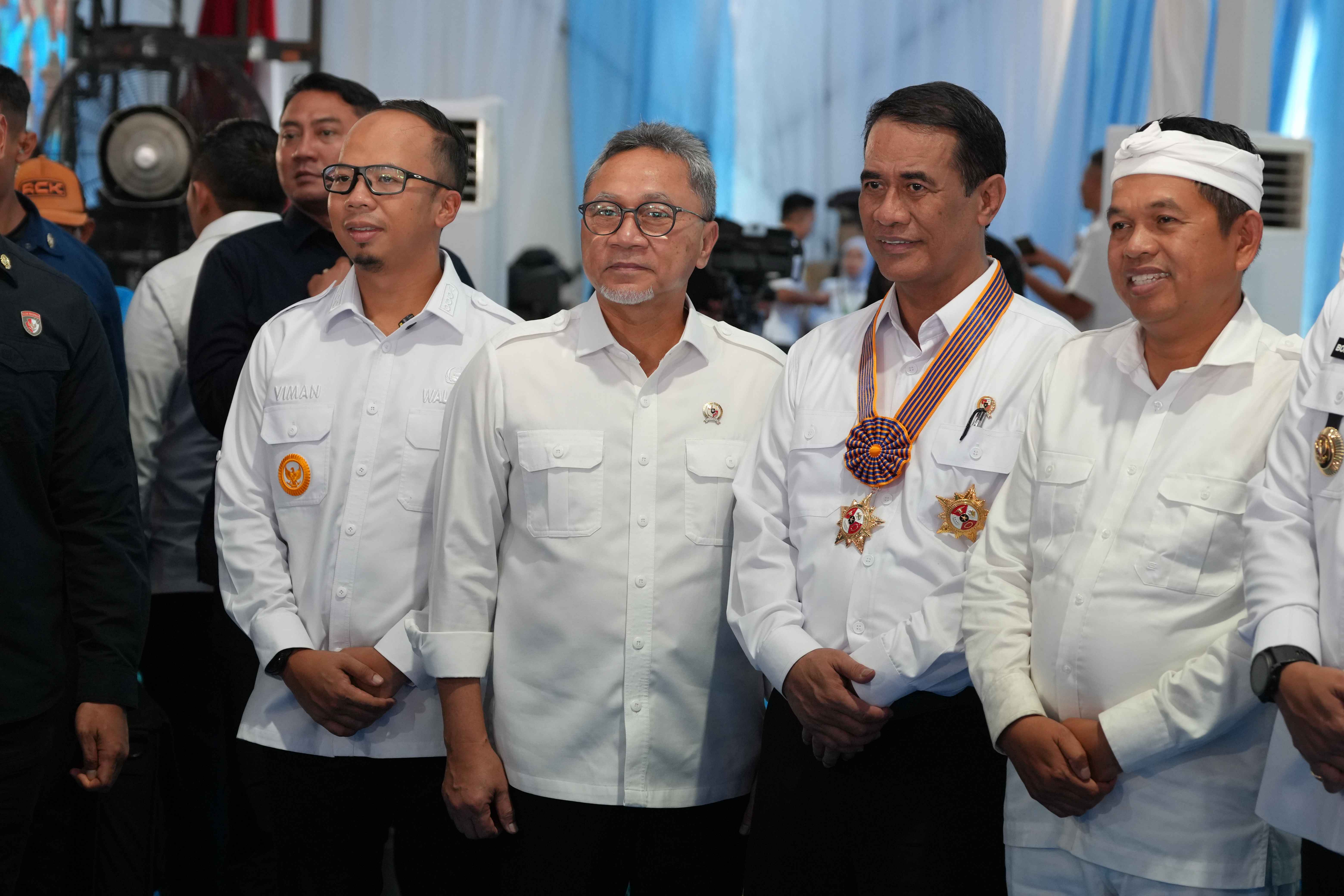 4415_menteri-menteri-prabowo-kena-hujan-pujian-dari-amran-zulhas-terbaik_20260109144347.jpg