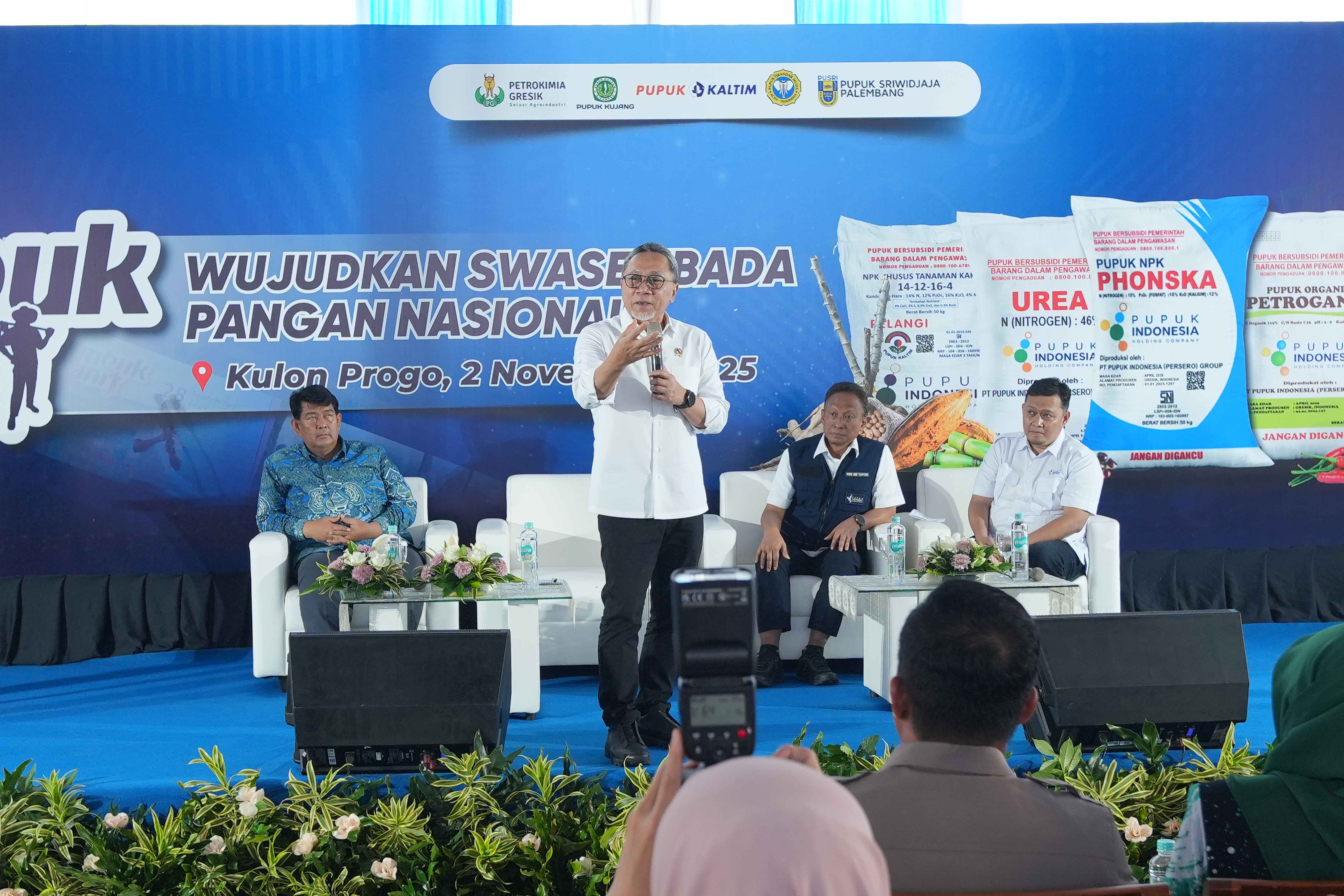 457133_menko-pangan-zulkifli-hasan-pastikan-distribusi-pupuk-di-kulon-progo-aman_20251109155243.jpg