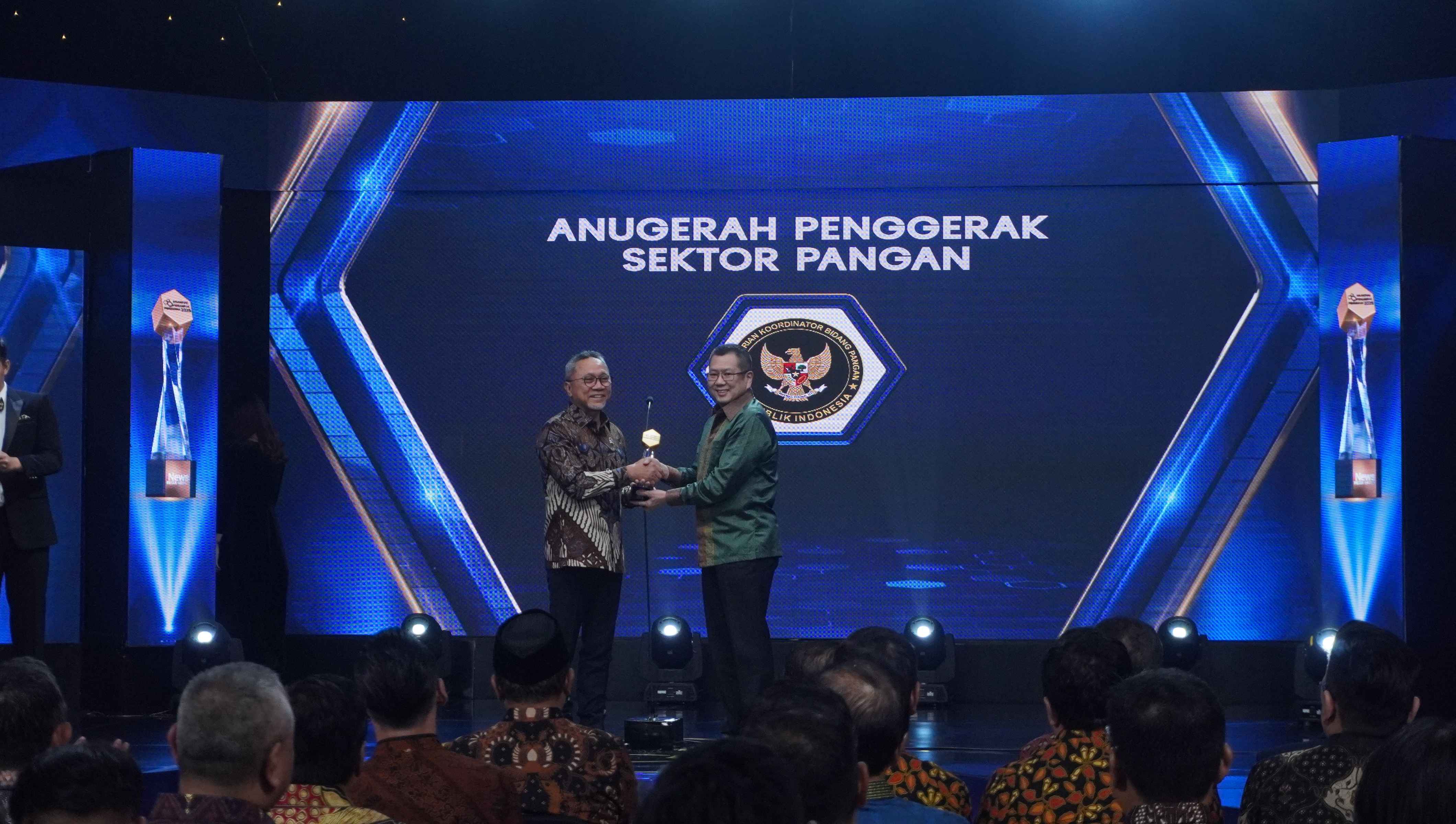 467070_kemenko-pangan-raih-anugerah-penggerak-sektor-pangan-apn-2025-menko-zulhas-penghargaan-ini-untuk-seluruh-petani-di-indonesia_20251121114824.jpg