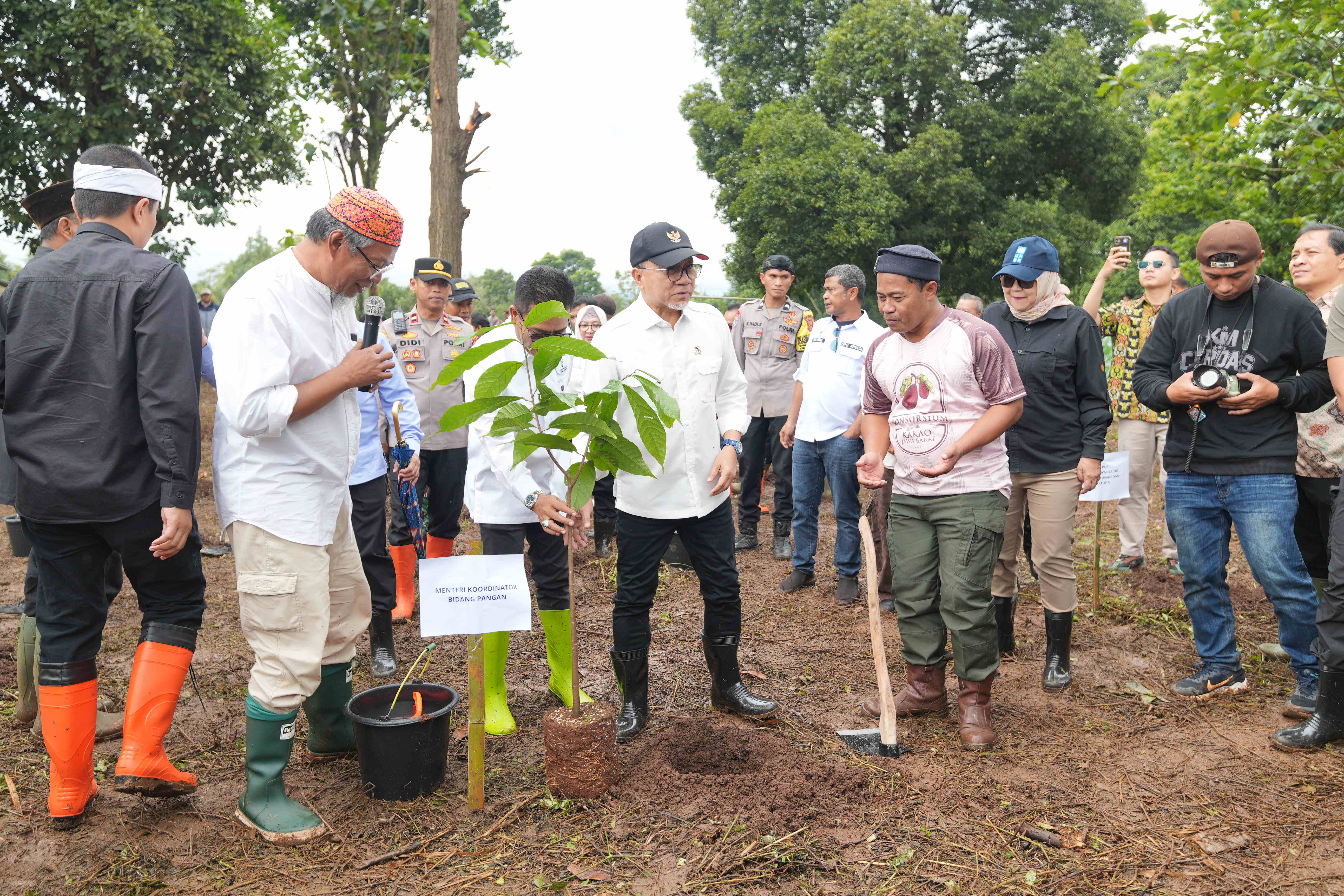513185_menko-pangan-zulkifli-hasan-dorong-revitalisasi-perkebunan-cokelat-rakyat-demi-kejar-swasembada_20260126100351.jpg