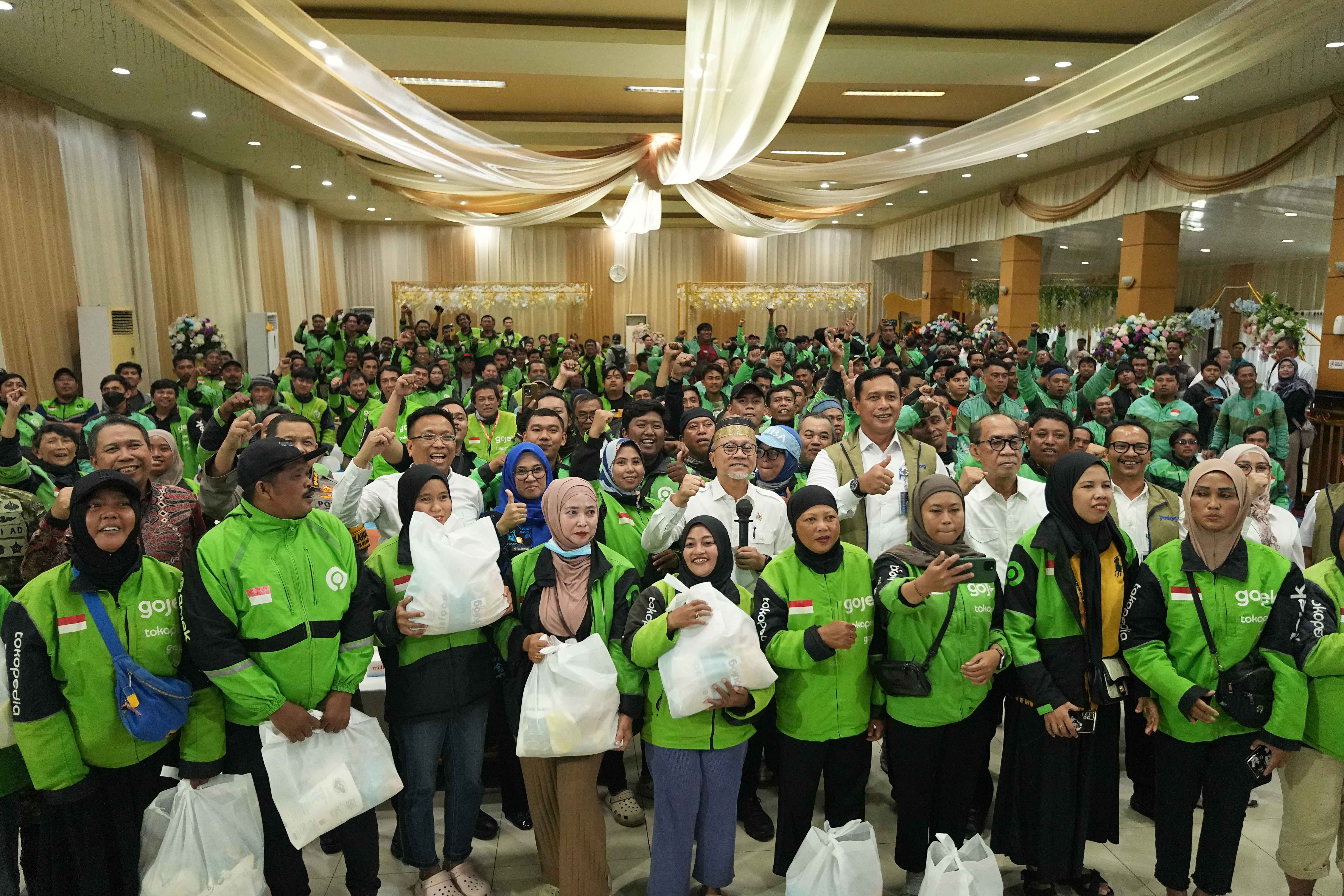 663104_menko-pangan-bagikan-ratusan-paket-sembako-kepada-pengemudi-ojol_20260211152104.jpg