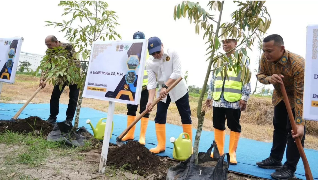 755639_produksi-capai-hampir-2-juta-ton-menko-zulhas-pastikan-durian-buah-nasional-indonesia_20251117101640.png