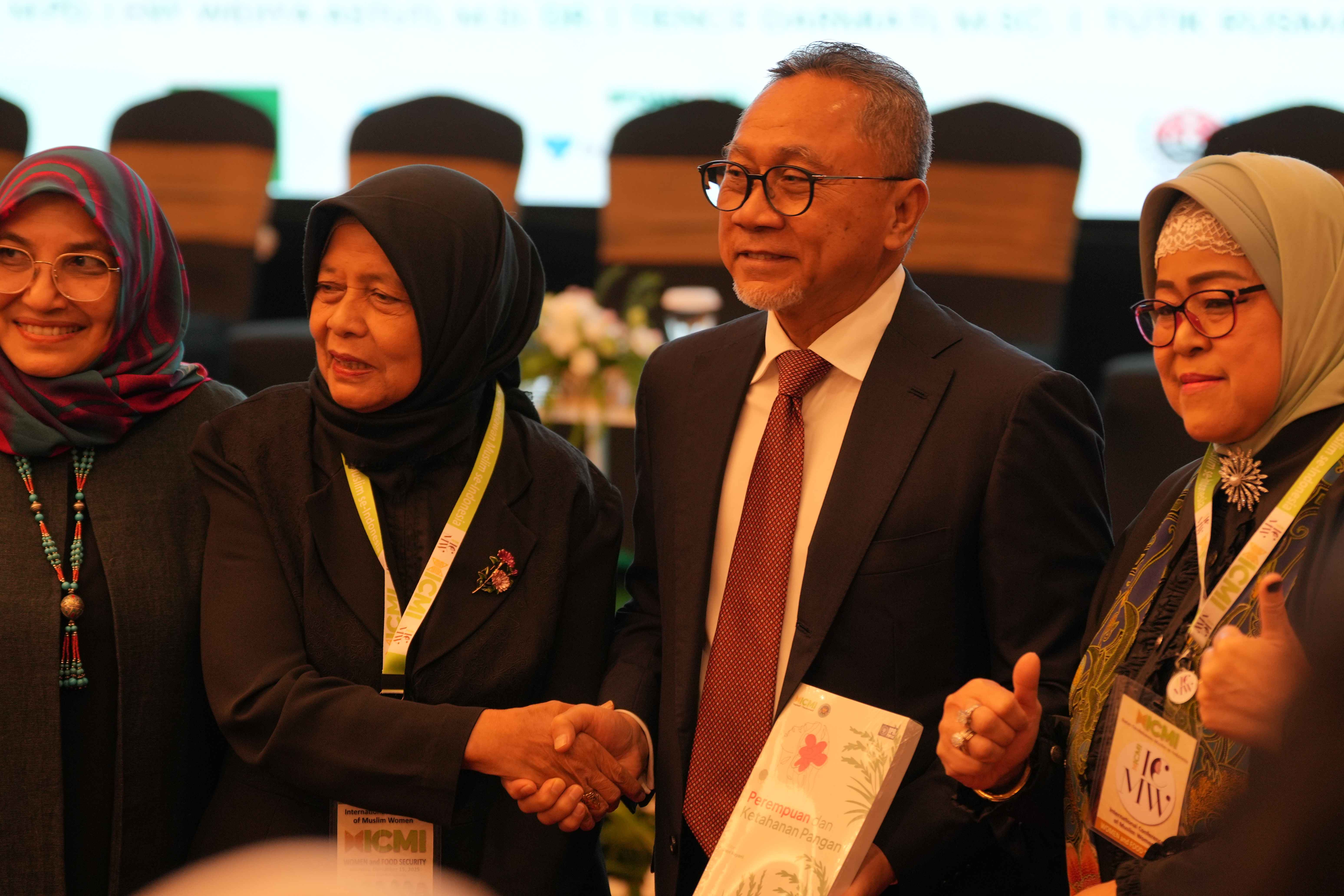 787207_zulhas-kementan-dan-bgn-hadiri-konferensi-internasional-icmi-tegaskan-peran-perempuan-dalam-kemandirian-pangan_20251218095417.jpg