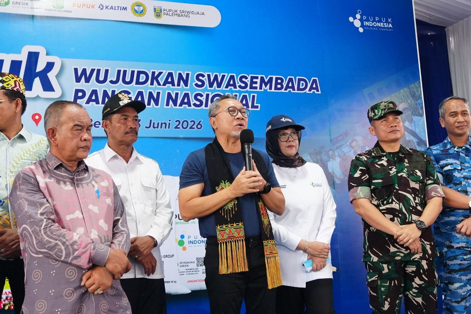 Zulhas Pastikan Persediaan Pupuk untuk Petani di Aceh Aman