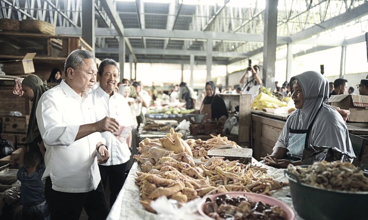 Menko Pangan Tinjau Pasar Indrakila, Pastikan Stok Aman dan Harga Stabil Jelang Nataru