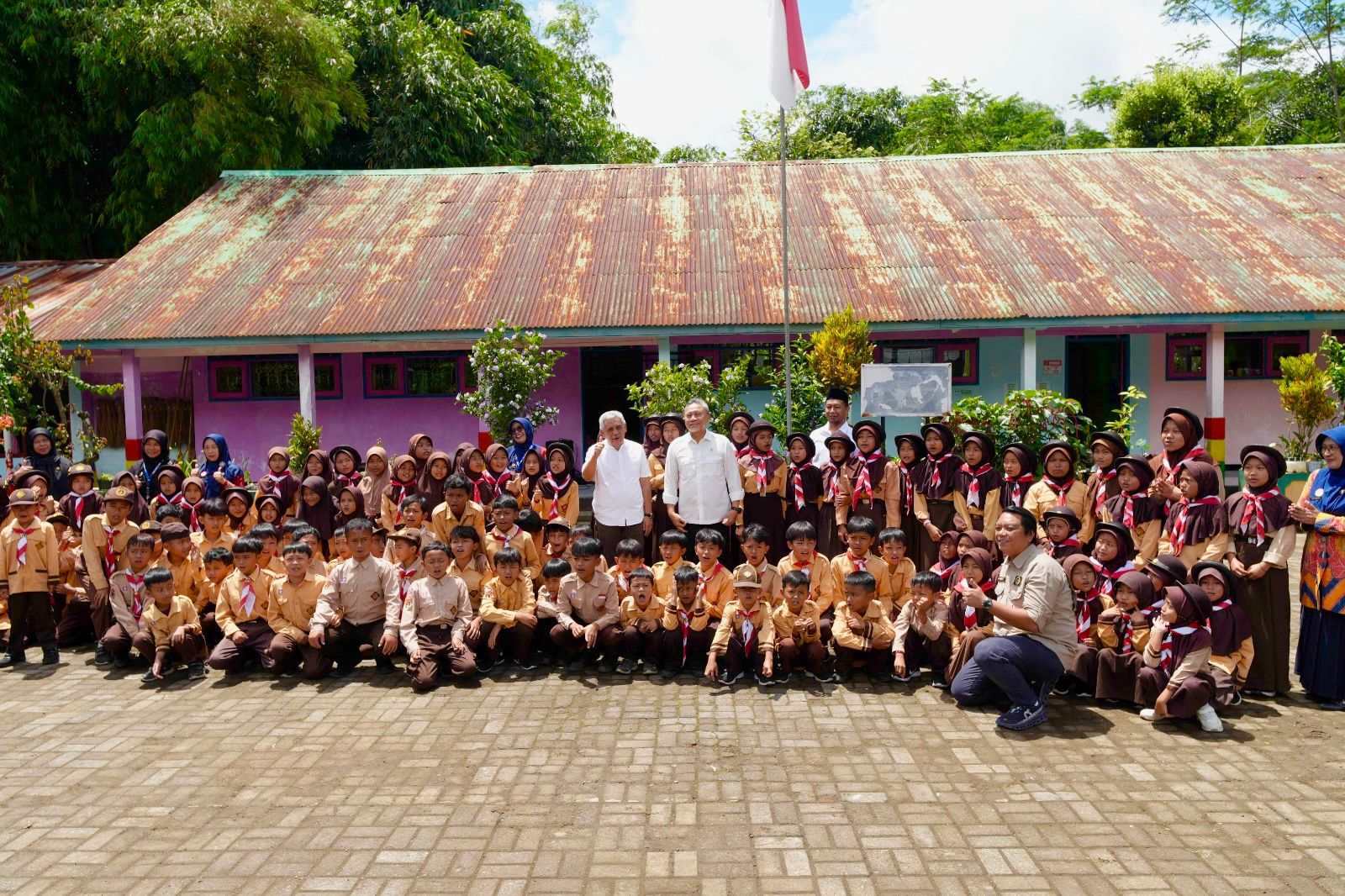 Menko Pangan Pastikan Standar Gizi dan Keamanan Makan Bergizi Gratis di SDN 2 Simbang