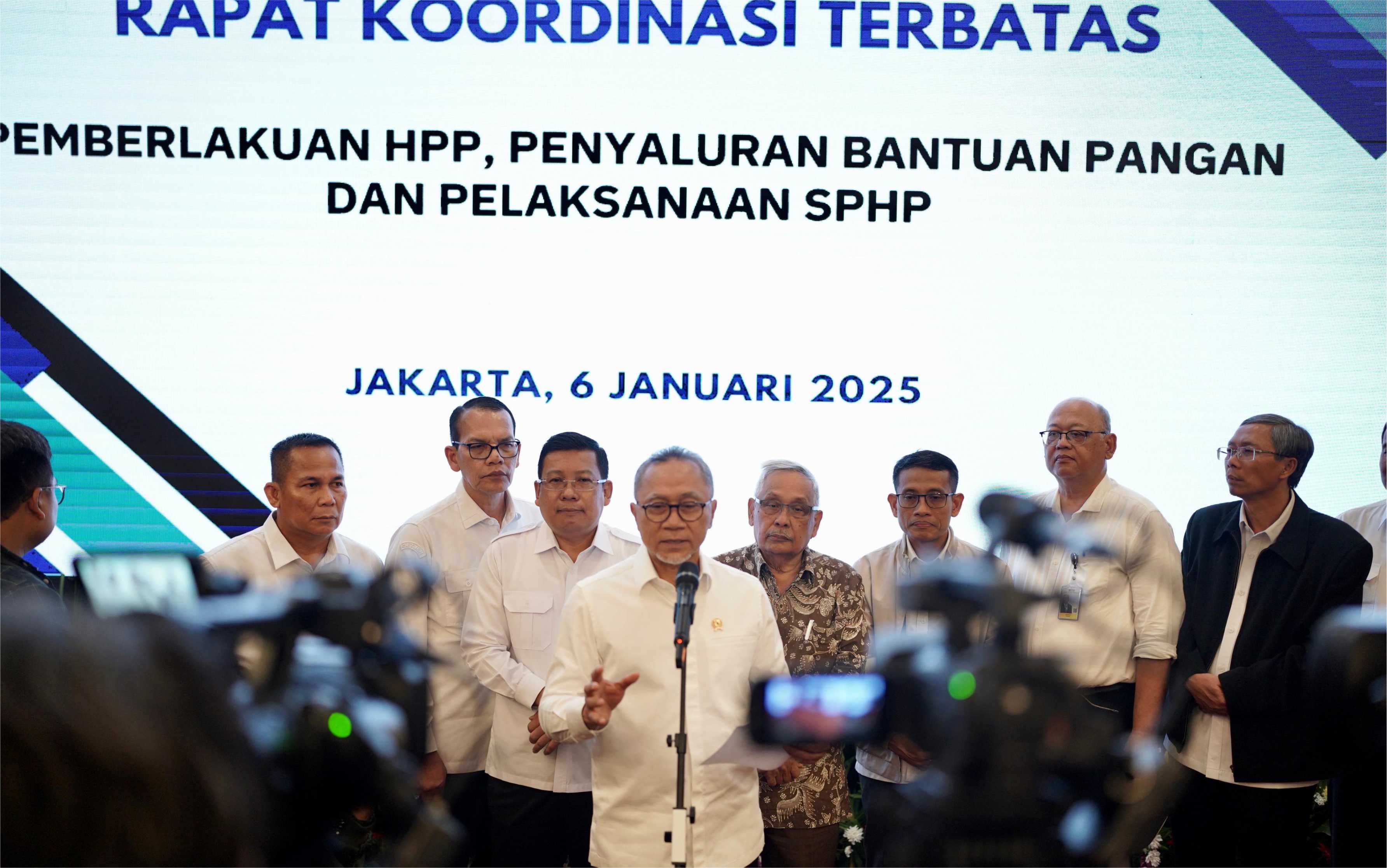 433679_rapat-koordinasi-terbatas-menteri-koodinator-pangan-dengan-presiden-ri-terkait-kebijakan-pangan_20250212095956.jpg