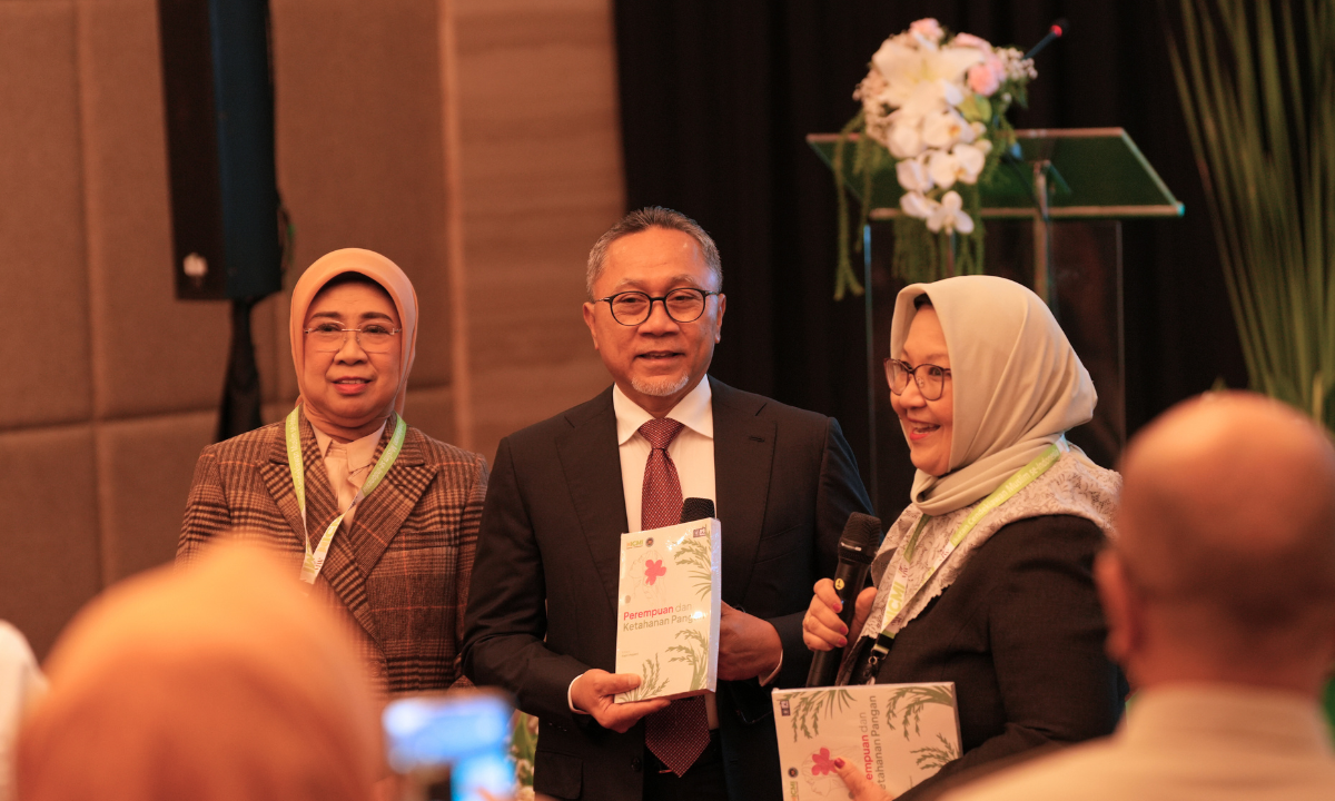 567083_menko-pangan-hadiri-international-conference-of-muslim-women-di-ballroom-graha-mandiri_20251218102610.png