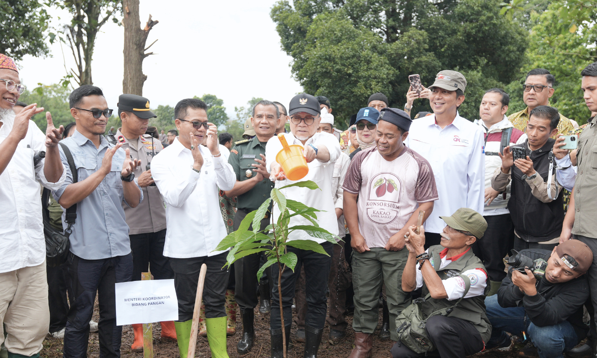 603989_menko-pangan-hadiri-gerakan-tanam-serentak-kakao-kopi-dan-kelapa-di-bandung-jawa-barat_20260123130830.png