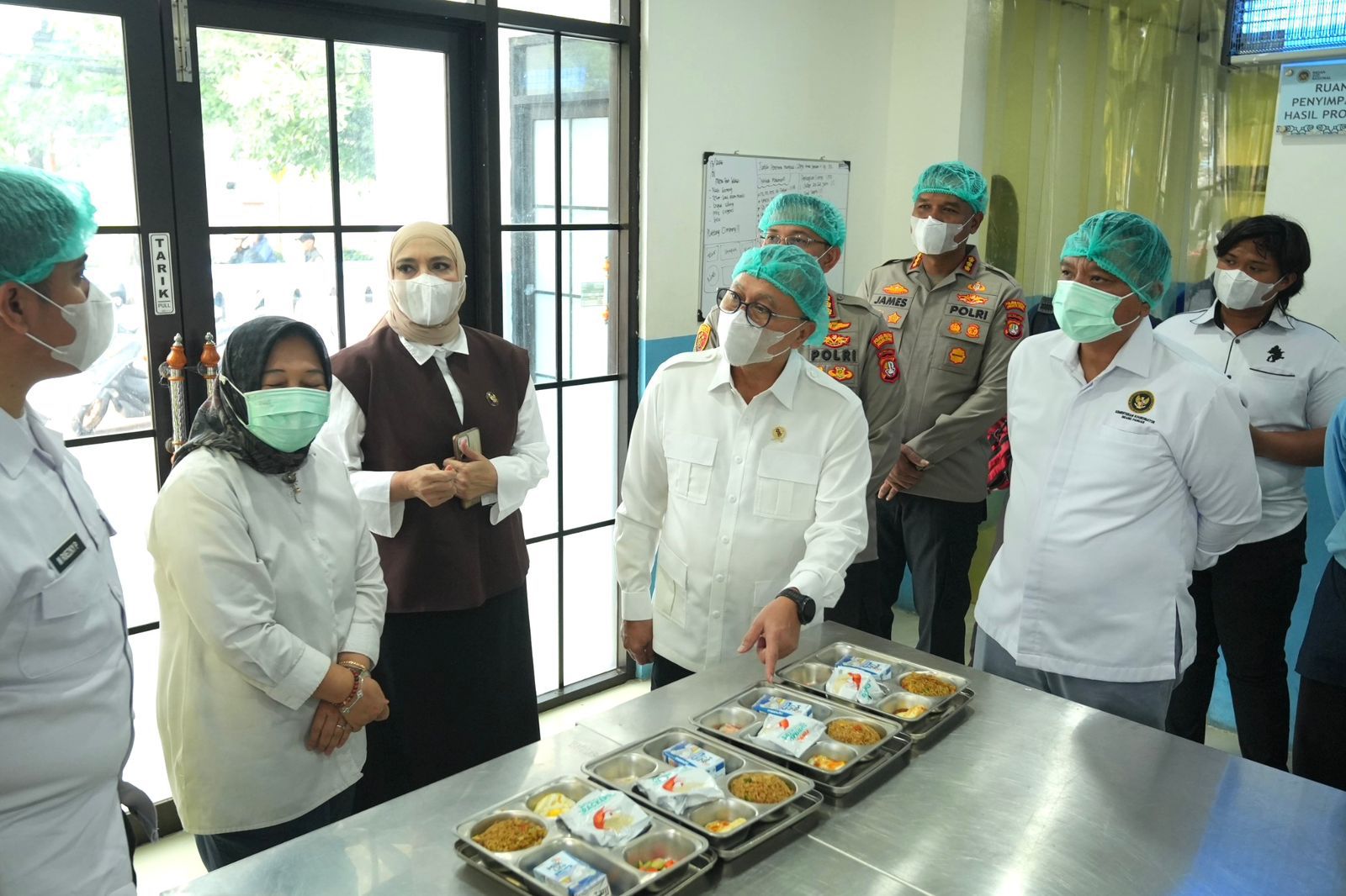 Kunjungan Menko Pangan di SPPG Polri Pegangsaan Dua