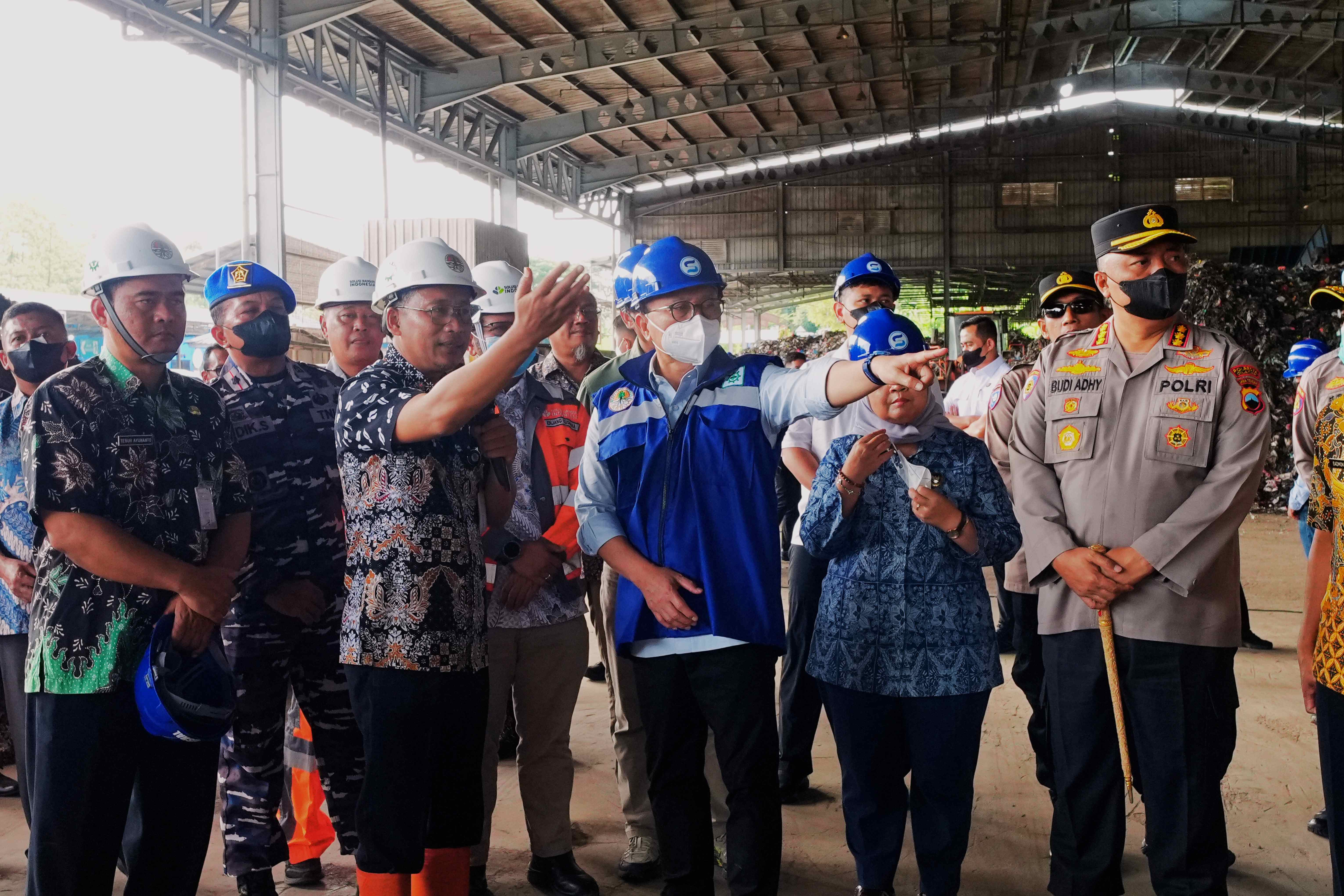 735974_menko-pangan-tinjau-pengolahan-sampah-berbasis-rdf-di-tpst-jeruk-legi-cilacap_20260130090935.jpg