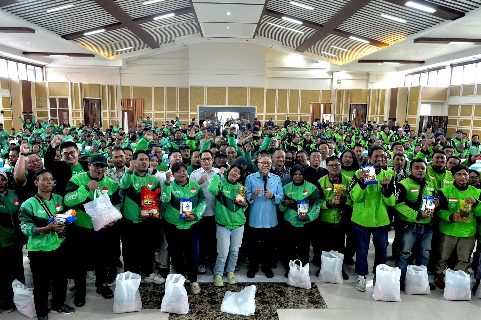 904311_menko-pangan-membagikan-paket-sembako-murah-kepada-ratusan-pengemudi-ojol-di-surabaya_20260202110840.jpeg