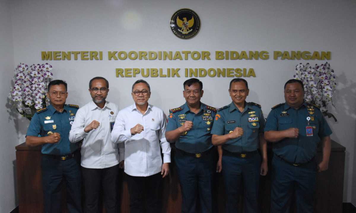 990481_menerima-laporan-dari-komandan-pusat-hidro-oseanografi-tni-angkatan-laut-selaku-ketua-pelaksana-tim-nasional-tata-kelola-pipa-kabel-bawah-laut_20250925121231.png