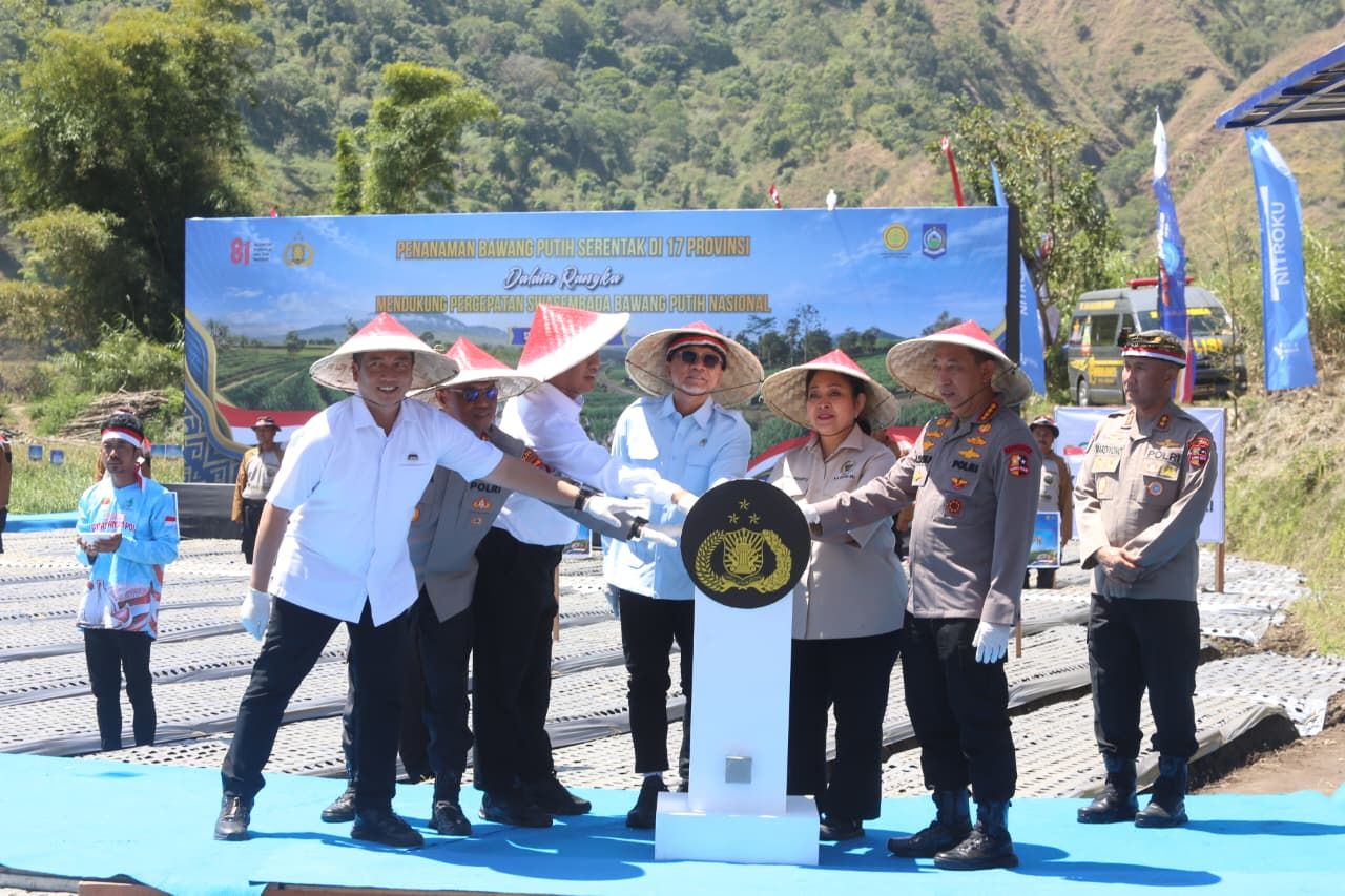 Menko Pangan Bersama Petani Perkuat Produksi Bawang Putih dari Sembalun
