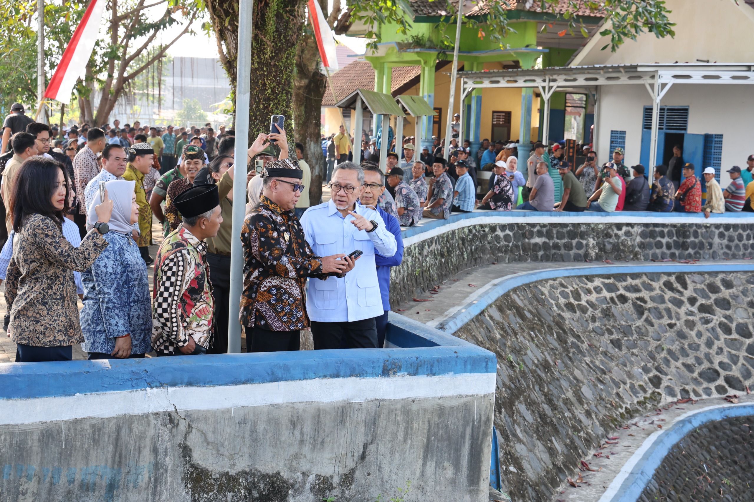 Menko Pangan Bersama Petani Perkuat Irigasi dan Ketahanan Pangan Banyuwangi